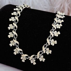 Vintage Silvertone cream enamel floral chain necklace